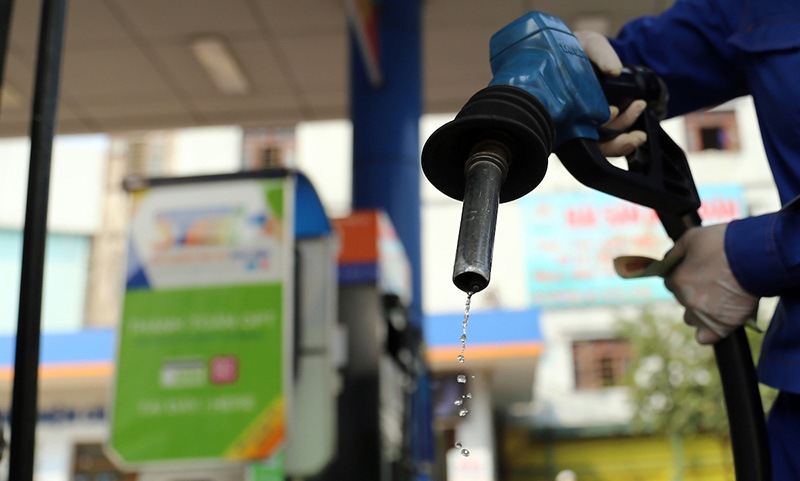 Giá xăng giảm sau nhiều tháng tăng liên tiếp